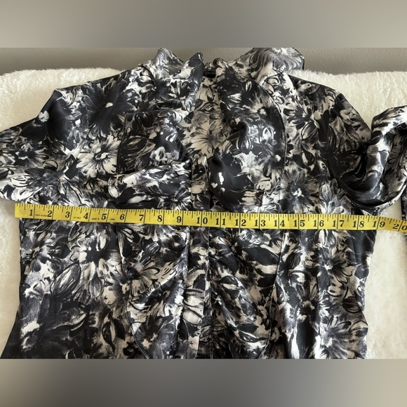 Anne Klein 100% silk floral gray blouse size 4 - Picture 9 of 10